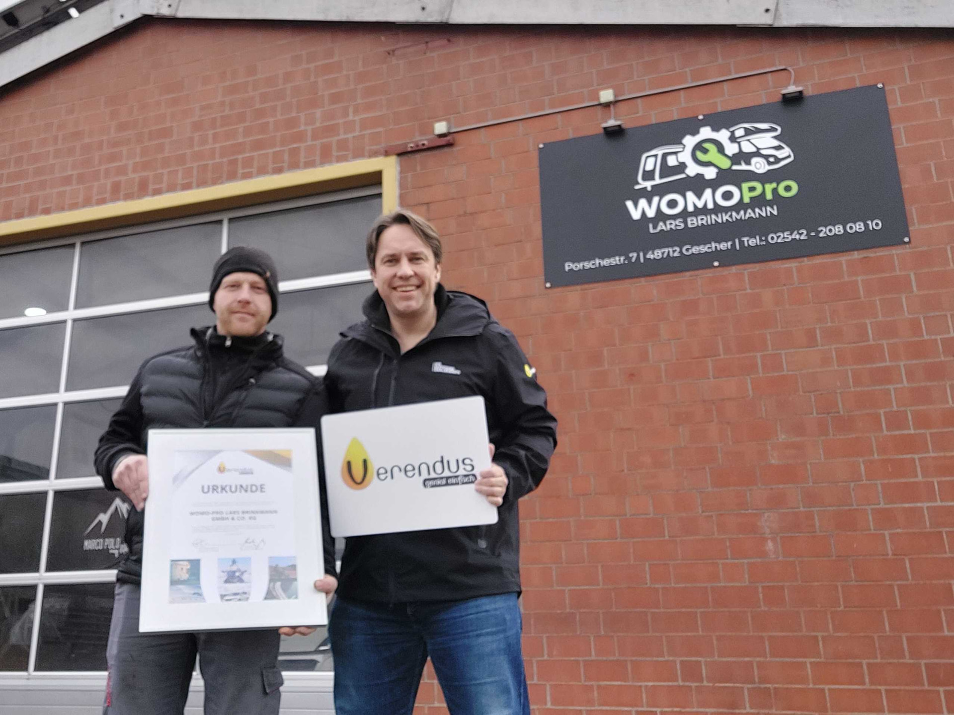 WOMO-Pro Lars Brinkmann mit Verendus-Urkunde